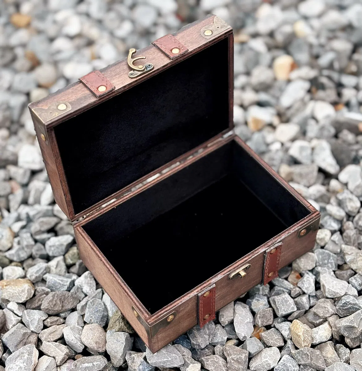 Scatola in legno e pelle con incisione massonica, scatola di legno con rivestimento in velluto, per riporre oggetti e attrezzi massonici
