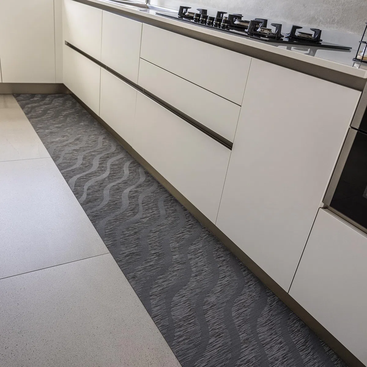 PARAMAISON Tappeto PVC Cucina Infinity, Passatoia Antiscivolo Lavabile, Antimacchia, Multiuso, Lavabile, Cucina, Soggiorno, Design Stilizzato Onda Grigio Chiaro| 50x200cm