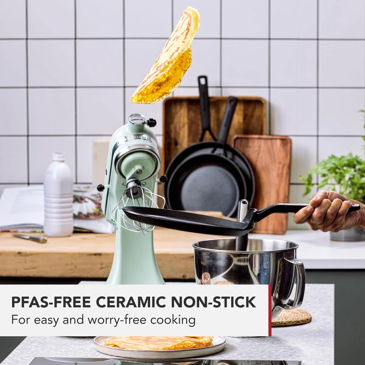 KitchenAid Classic Forged Aluminium Padella Crepes in Alluminio duro anodizzato, Senza PFAS, Ceramica antiaderente, 24 cm, Adatte a Tutti i Tipi di Fornelli, Induzione, Forno e Lavastoviglie, Nero