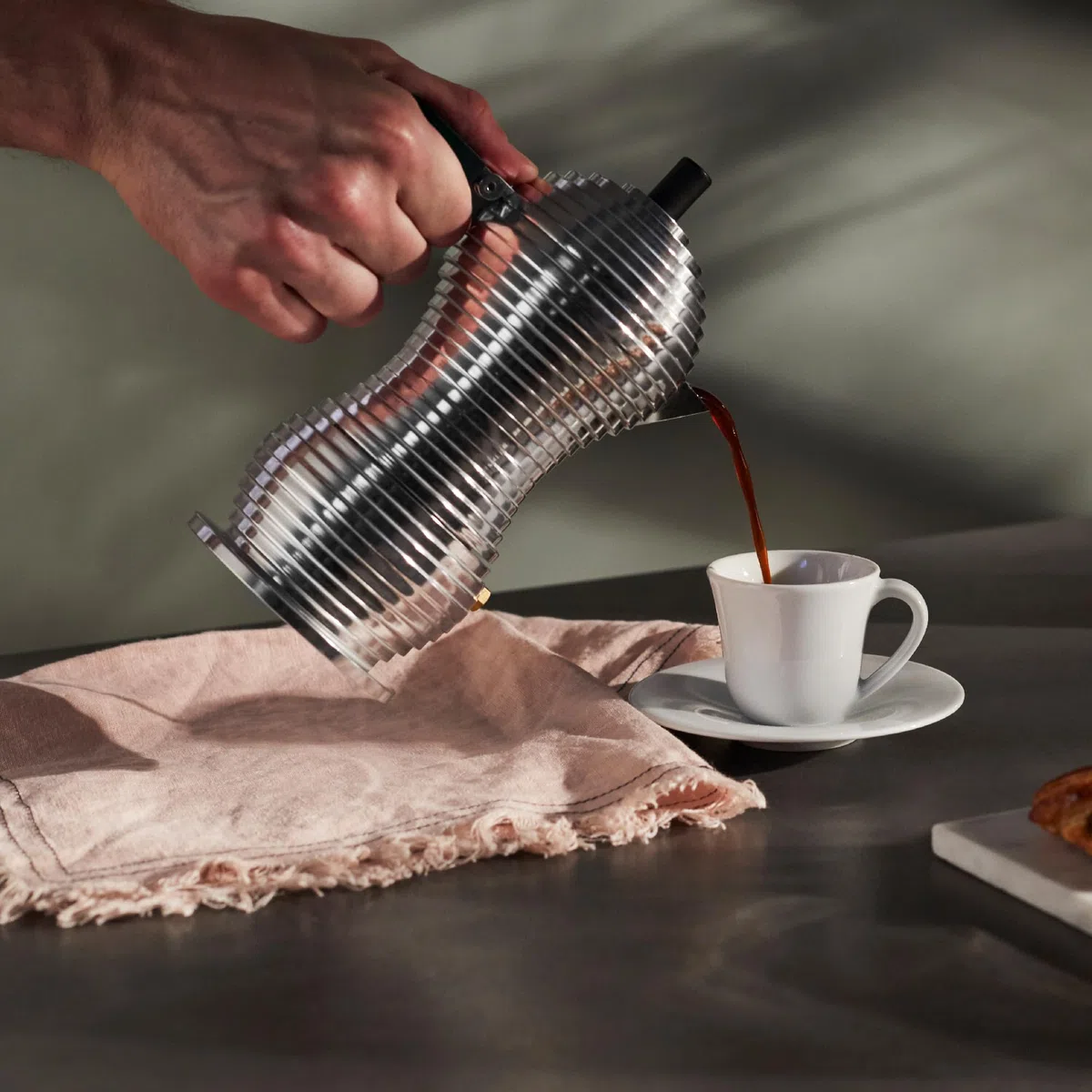 Alessi Pulcina MDL02/3 B - Caffettiera per Espresso di Design in Fusione d'Alluminio e PA, 3 Tazze, Nero