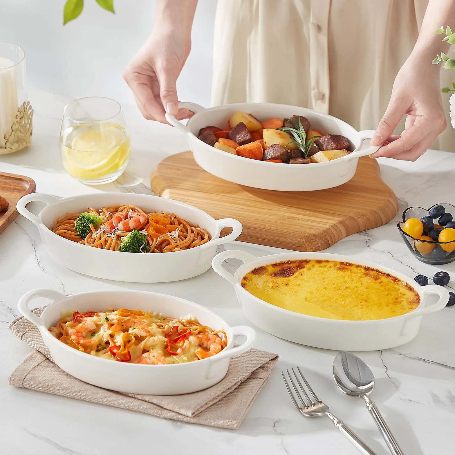 MALACASA Serie BAKE, Set di 4 Pirofile da Forno in Ceramica Ovali, 670ml Piatti da Forno in Ceramica, Cocotte Monoporzione da Forno con Manico per Dessert, Lasagne, Torta - 20,7cm (Bianca)