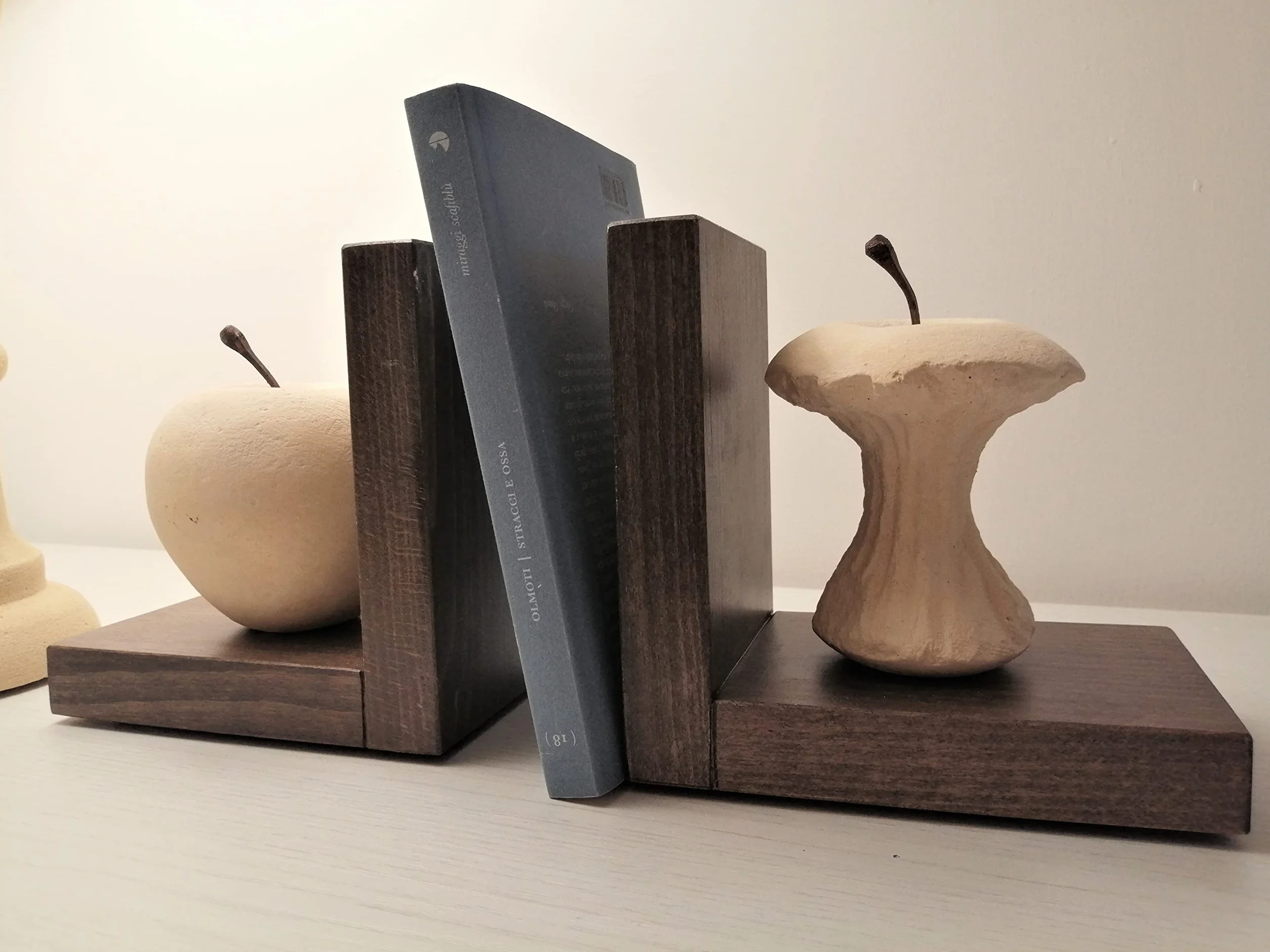 Coppia Di Fermalibri per Cameretta Ferma Libro Scultura In Pietra Su Base In Legno 2 Fermalibri Design Da Scrivania Prodotto Lavorato Made In Italy Q027T + Q027M