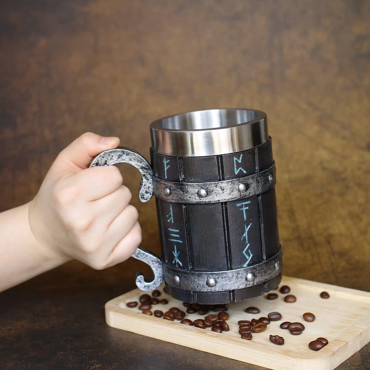 OTARTUDE Tazza da birra in legno di quercia medievale norvegese vichinga, con rivestimento in acciaio inox, tazza da caffè con rune vichinghe nordiche, regalo per la festa del papà, 550 ml